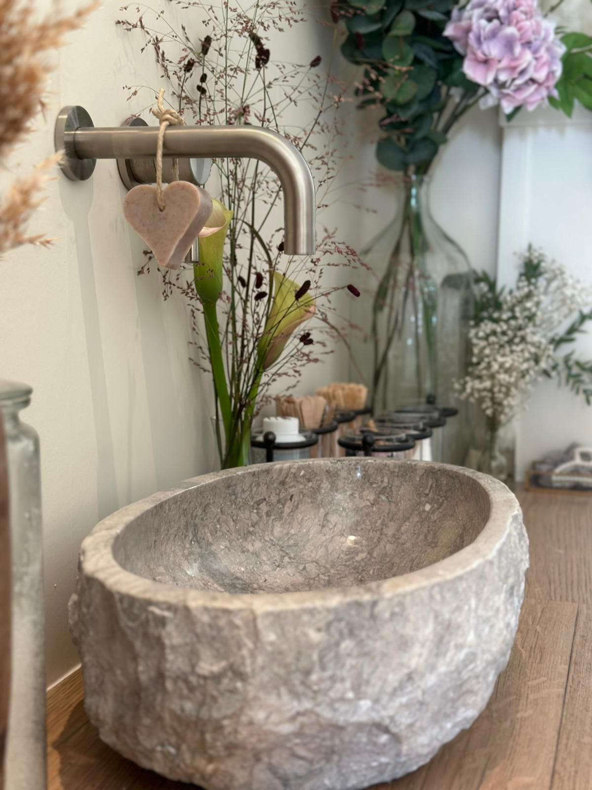 Natuurstenen wasbak met bloemen in de salon